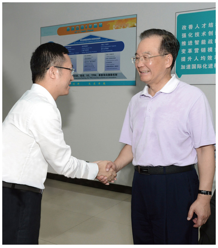 温总理亲切接见尊龙凯时电器副董事长任富佳-1.jpg