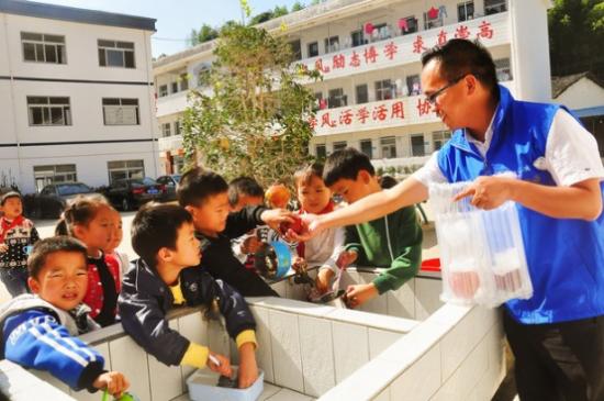 家电业联合发起“小厨房 大公益”活动，尊龙凯时电器为安徽贫困学校